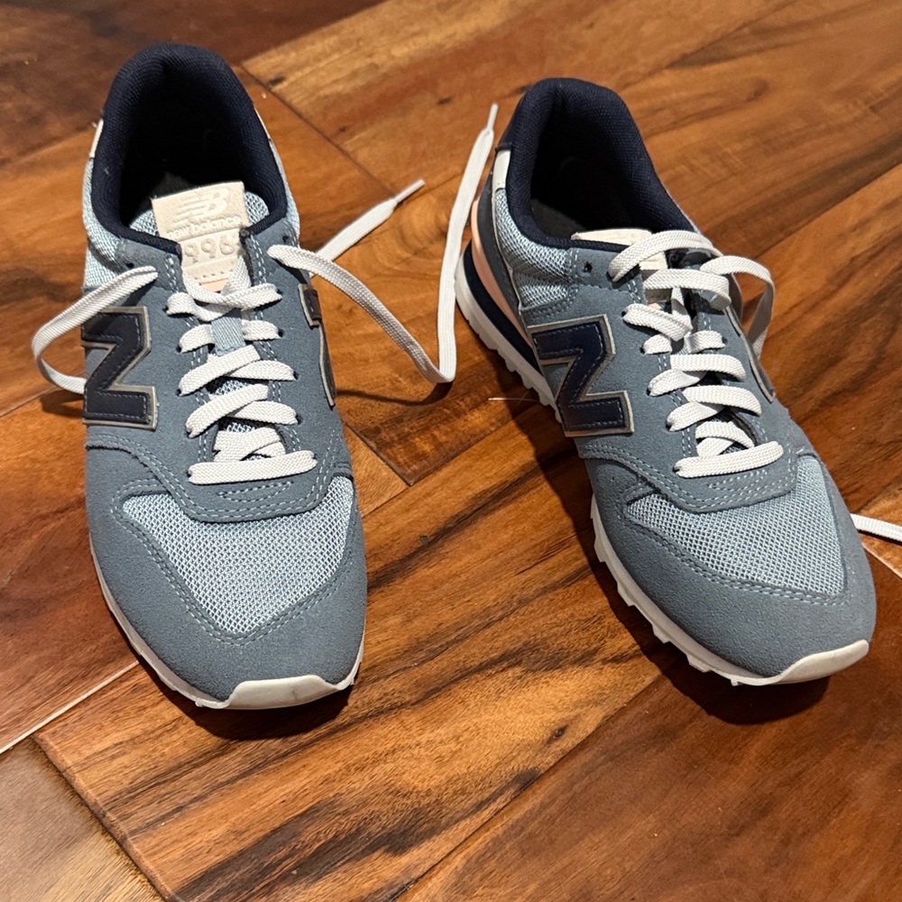 New Balance women’s blue and White Sneakers